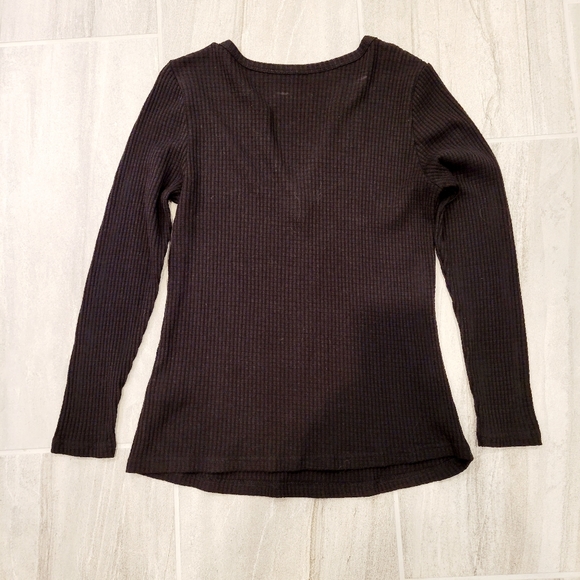 😁Black Long Sleeve Waffle Knit V Neck Top, Size M - Picture 3 of 4
